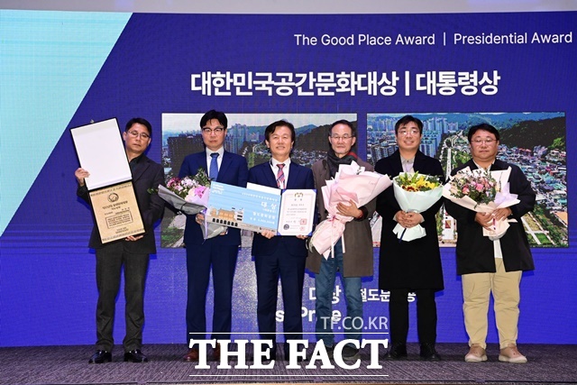 조규일 진주시장(왼쪽 세번째) ‘2024년 대한민국 공간문화대상’에서 대통령상을 수상한 후 기념 촬영을 하고 있다./진주시