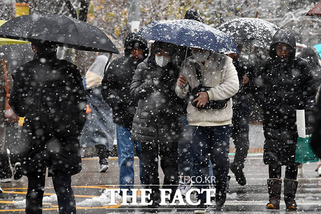 서울 전역에 대설주의보가 발효된 27일 오후 서울 용산구 용산역 일대에서 시민들이 발걸음을 재촉하고 있다. /서예원 기자