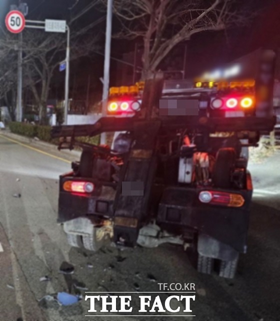 26일 부산서 후진하던 견인차와 운행 중인 오토바이가 충돌하는 사고가 발생, 오토바이 운전자가 숨졌다./부산 기장경찰서.