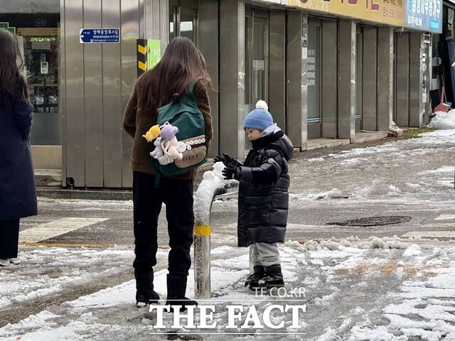 서울에 눈이 15cm 쌓이는 등 밤새 큰 눈이 내렸다. 눈은 내일까지 더 내릴 것으로 예상돼 교통 혼잡이 예상된다. /이동현 인턴기자