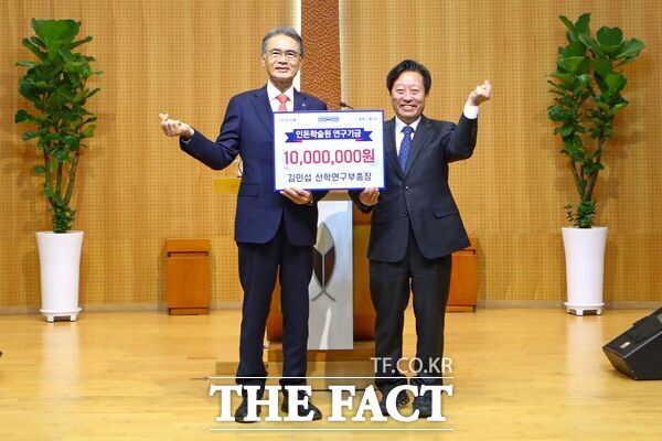 한남대학교 김인섭 산학연구 부총장(사진 오른쪽)이 설립자인 인돈 박사의 학술연구 활성화를 위해 27일 정성균선교관 3층 예배당에서 이승철 총장에게 발전기금 1000만 원을 기탁했다./한남대학교