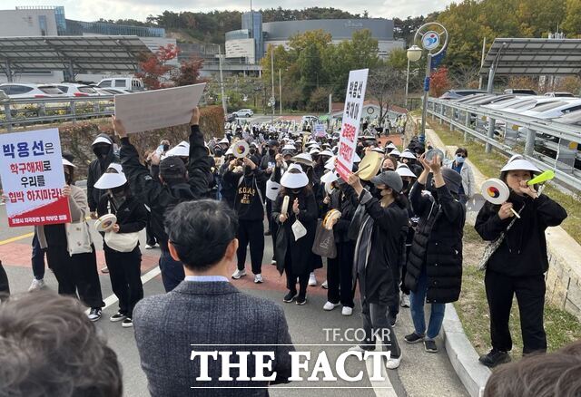 포항교육지원청 앞에서 포항제철중 진학을 두고 학부모와 교육청 관계자들이 나란히 서있다. /포항=오주섭 기자