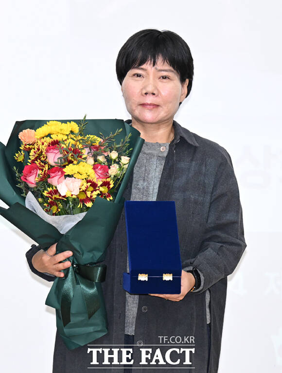 남선정 작가가 소설 부문(괴테 문학) 최우수상을 수상, 기념촬영하고 있다.