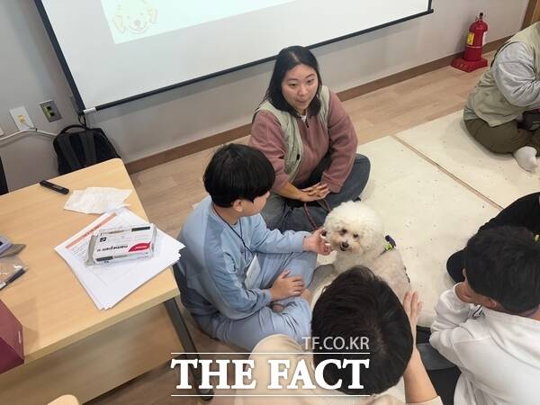 충남교육청은 직영으로 운영하고 있는 차오름센터에서 한 학생이 반려동물과 함께 다양한 활동을 체험하고 있다. /충남교육청