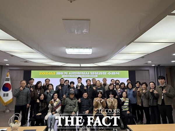 27일 아산시 ‘제6기 시민정원사 양성과정 수료식’ 참석자들이 기념사진을 찍고 있다. /아산시