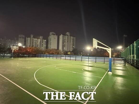 경기 파주시가 중학교 학부모 이동시장실에서 제안된 내용을 바탕으로 인라인장과 농구장 등 파주스타디움의 보조구장의 조명을 매일 밤 10시까지 상시 가동한다./파주시