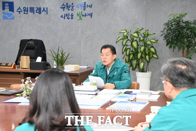 이재준 수원시장이 28일 오전 시청 집무실에서 폭설 관련 대책회의를 주재하고 있다./수원시