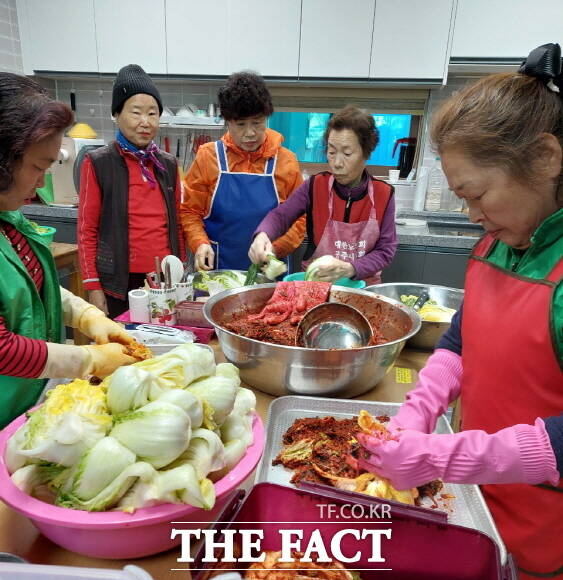 공주시 반포면 새마을회가 다음 달 1일까지 16개 마을을 돌면서 겨울맞이 ‘사랑의 김장김치 나눔’ 봉사활동을 펼친다. /공주시