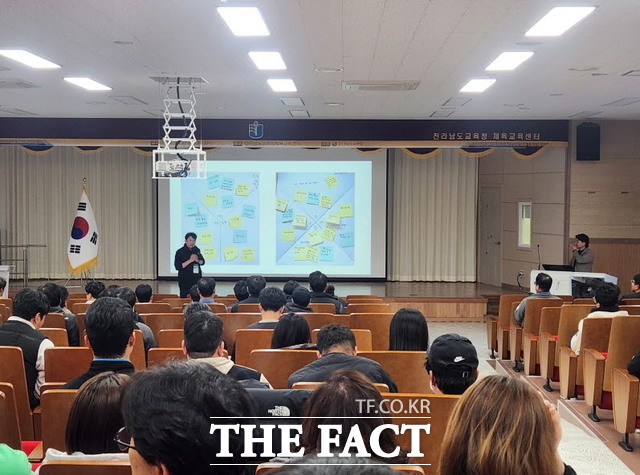 전남도교육청이 실시한 도내 초등학교 스포츠지도자들이 28일 도육청체육교육센터에서 역량 강화를 위한 연수를 받고 있다./무안=홍정열 기자