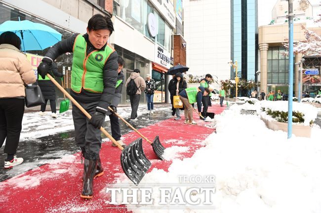 조용익 부천시장과 공무원들이 28일 부천역 마루광장에서 제설작업을 진행하는 모습./부천시