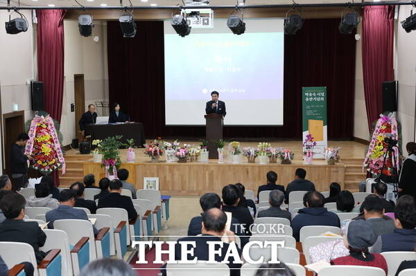 이응우 계룡시장이 지난 27일 열린 계룡시 박용숙 문화예술팀장 시집 출판기념회에 참석해 축사를 하고 있다./계룡시