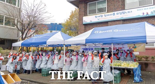 대전 대덕구 소재 법동종합사회복지관(관장 김성자)이 28일 취약계층 독거 어르신들의 건강한 겨울나기와 식생활 지원을 위해 ‘마음모아 한마음되는 김장나눔’ 행사를 펼쳤다./법동종합사회복지관