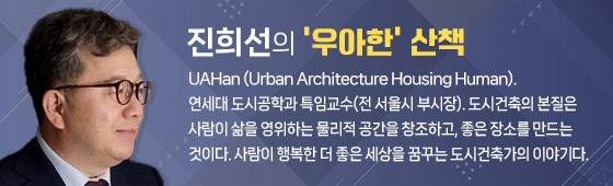 선출 권력은 계주 경기의 계주 선수와 같다. 전 선수에게 계주봉을 건네받아 주어진 일정 구간을 최선을 다해 완주하고 다음 선수에게 넘겨주면 그 역할은 끝난다. 그래야 국가발전이 지속되고 국민이 행복하다.사진은 지난 2022년 5월 10일 윤석열 대통령(왼쪽)이 국회의사당 앞 잔디마당에서 제20대 대통령 취임식을 마치고 문재인 전 대통령과 인사하는 모습. /국회사진취재단