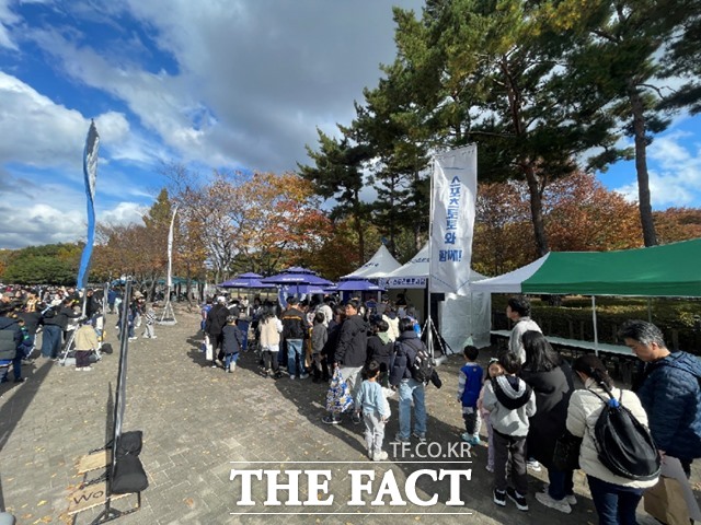 지난 11월 23일 울산문수경기장(울산HD vs 수원FC)에서 열린 ‘내 응원의 함성을 스포츠토토와 함께‘ 행사장을 찾은 시민들./스포츠토토코리아