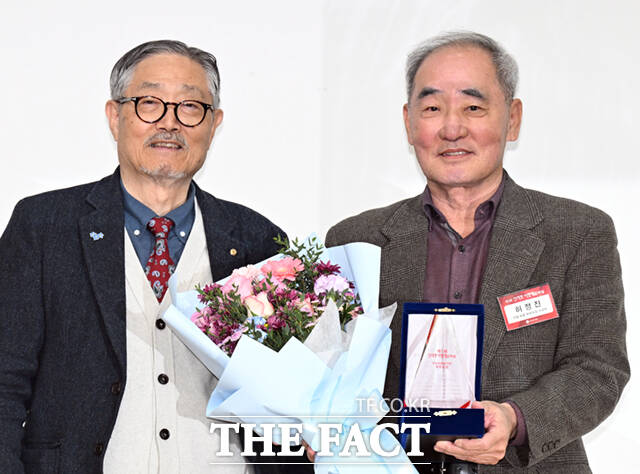 허정진 작가(오른쪽)가 수필 부문(피천득 문학) 최우수상을 수상, 기념촬영하고 있다.