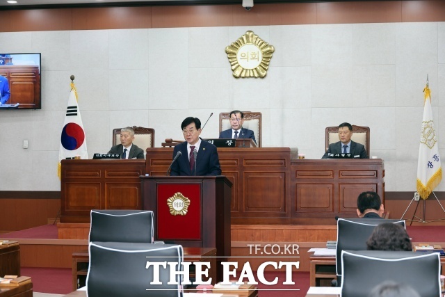 김성 장흥군수가 군의회 시정연설에서 내년도 새로운 군정 비전인 ‘노벨 문학도시 장흥’을 중심으로 군정 운영 방향을 발표하고 있다./장흥군