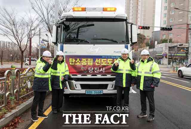 28일 당진시 대덕초등학교 앞 도로에서 오성환 당진시장이 수소전기 노면 청소차를 직접 운전하며 시연했다. /당진시