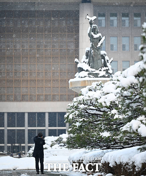 28일 오전 서울 여의도 국회에서 한 시민이 기념사진을 촬영하고 있다. /국회=박헌우 기자