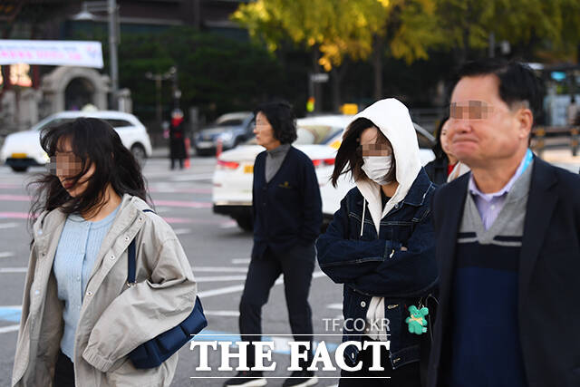 지난달 사업체 종사자 수가 전년 동월 대비 9만2000명 늘어나는 데 그쳤다. 증가폭이 10만명 밑으로 떨어진 것은 43개월 만이다. 지난 7일 서울 종로구 세종대로사거리에서 시민들이 두터운 외투를 입고 출근하고 있다. /더팩트DB