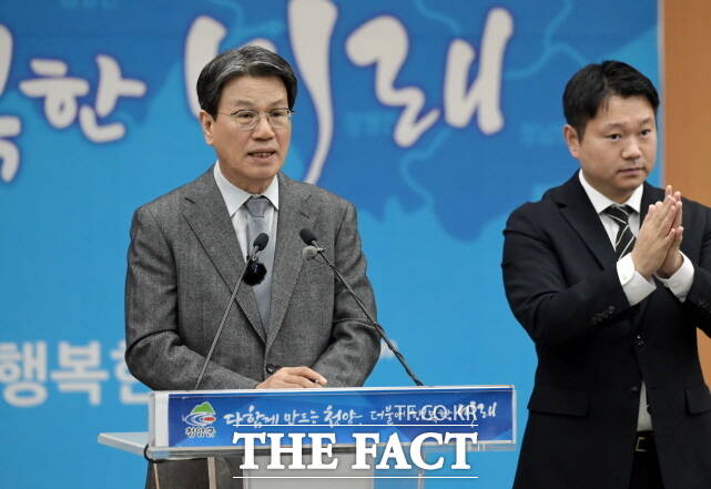 김돈곤 청양군수는 28일 군청 대회의실에서 11월 정례브리핑을 통해 군이 362세대 규모 ‘충남형 리브투게더 사업’에 선정됐다고 밝혔다. /청양군