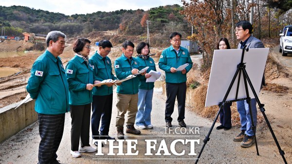 남원시의회 경제산업위원회 (왼쪽부터)소태수 위원, 이숙자 부위원장, 이기열 위원, 염봉섭 위원장, 한명숙, 윤지홍 위원이 남원시 관내 토석채취 허가 현장(덕과면, 주생면 일원)을 방문해 담당 공무원으로부터 설명을 듣고있다. /남원시의회