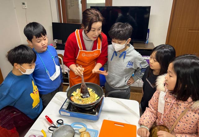 전남 대치지역아동센터 아동과 교사가 지난해 한끼의 울림 캠페인으로 받은 특식을  요리하고 있다. /CJ나눔재단