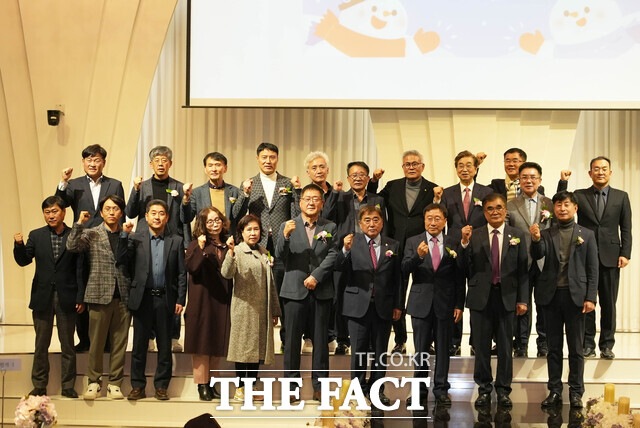 지난 28일 서천군기업인협의회(회장 장현기)가 지역 내 기업들의 건전한 노·사 협력을 위해 기업인, 근로자 등 350여 명이 참석한 가운데 2024년 서천군 노·사 한마음 대잔치를 열고 있다. / 서천군