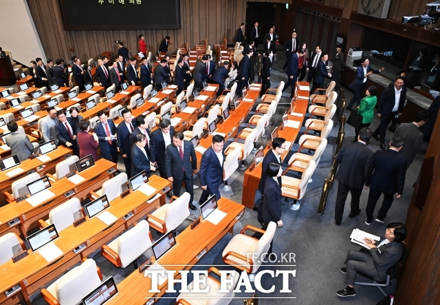 한동훈 대표에게 직접 해명을 요구하며 연일 압박하는 친윤(친윤석열)계에 맞서기 위해 친한(친한동훈)계가 특검법 찬성 가능성을 띄우며 이탈표가 발생할 여지가 생겼다. 다만 친한계의 이같은 움직임은 한 대표에 대한 공격을 멈추라는 일종의 시위성에 불과하며 실제로 실행에 옮길 가능성은 적다는 분석이 나온다. /배정한 기자