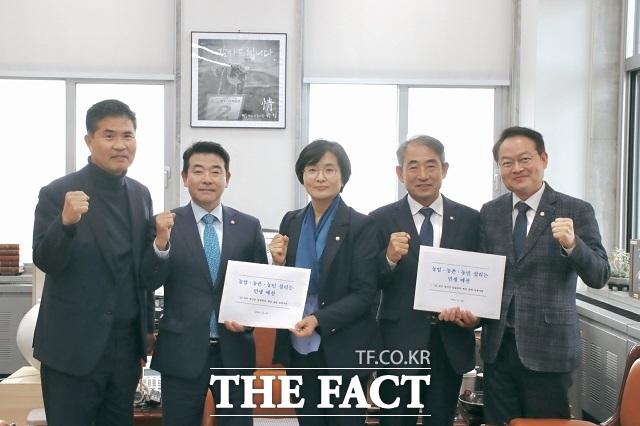 국회 농림축산식품해양수산위원회 소속 더불어민주당 의원들이 국회 예산결산특별위원장을 만나 농림분야 32개 핵심 예산 증액을 요청했다. /이원택 의원실