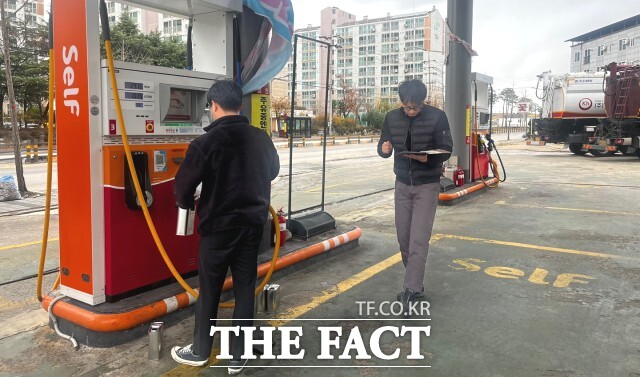 정읍시는 점검 결과 유가보조금을 부정하게 수급한 화물차주에 대해서는 환수 조치를 취하고 부정 수급에 가담한 주유소는 유류구매 카드 거래 기능을 최대 5년 동안 정지하는 처분을 내릴 방침이다. / 정읍시