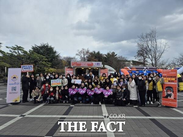 대전시가 충남대학교에서 청년들을 대상으로 여성폭력 추방 캠페인을 전개했다./대전시