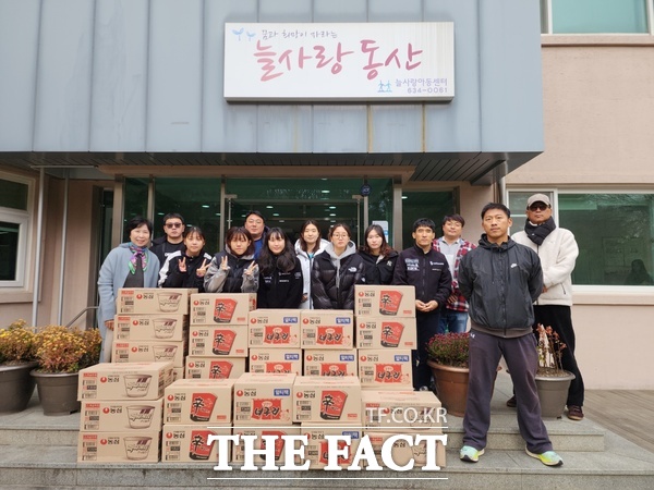 대전시설관리공단(이사장 이상태) 직장운동부가 29일 지역 사회공헌활동 일환으로 지역 내 소외계층을 위해 중구 옥계동에 위치한 늘사랑아동센터에 120만 원 상당의 라면을 후원했다./대전시설관리공단