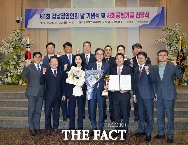 예경탁 BNK경남은행이 ‘제1회 경남경영인의 날 기념식’에서 ‘경남경영인대상 사회공헌부문(고용노동부장관 표창)’을 수상했다./경남은행