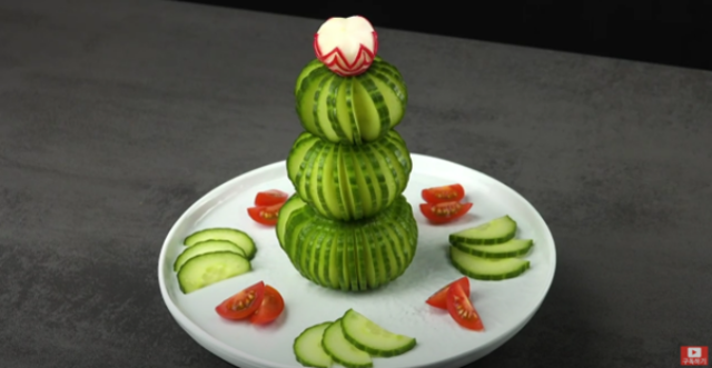 과일과 채소 등을 이용해 연꽃과 새, 이미지를 조각하는 푸드카빙(Food Carving)이 최근 유튜브에서 큰 인기를 끌고 있다. 구독자 44만명을 보유한 Muggo 채널은 누구나 집에서 시도해볼 수 있는 간단한푸드카빙 방법들을 제시한다. /Muggo 채널 캡쳐