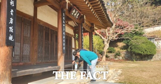 점검 내용은 소화기의 유효기간, 지시압력계 압력 이상 유무, 소화전의 정상 작동 여부 등이 포함됐다. 점검 결과를 바탕으로 정비계획을 수립해 교체와 보수 작업을 병행했다. / 정읍시