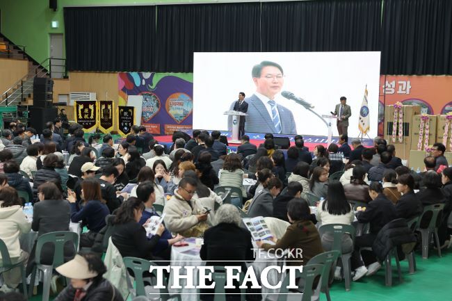 심덕섭 고창군수가 지난 28일 오후 고창실내체육관에서 열린 행사에서 축사를 하고 있다. /고창군