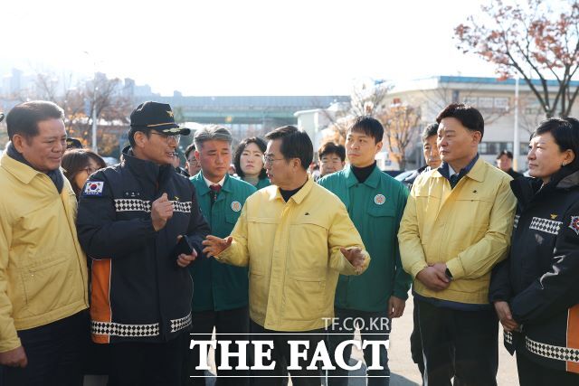 29일 오전 김동연 도지사가 양당 최종현(더민주), 김정호(국힘) 대표와 지역 도의원 등과 함께 안양농수산물도매시장에 방문해 폭설 피해현장 확인 및 점검, 현황청취를 했다./경기도