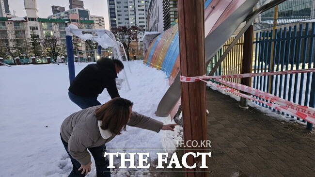 전자영 경기도의원이 28일 폭설로 피해를 본 용인시 기흥구의 한 학교를 점검하고 있다./경기도의회