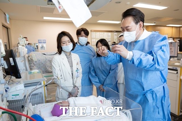 대통령실이 이른둥이 맞춤형 지원책을 내놓으면서 저출생 정책의 수혜대상을 다시 확대했다. 윤석열 대통령이 28일 서울성모병원을 찾아 지난 9월 국내 최초로 자연임신으로 출생한 다섯쌍둥이를 살펴보고 있다. /대통령실