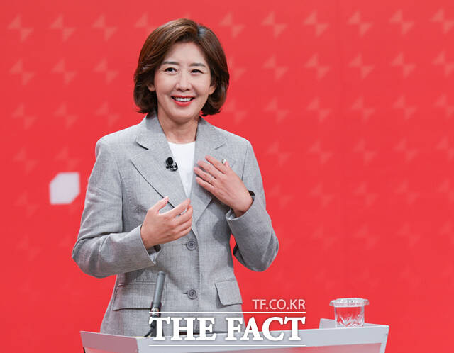 나경원 국민의힘 의원이 등록동거혼을 도입할 때라고 주장했다. 사진은 올 7월 19일 서울 양천구 SBS 스튜디오에서 열린 국민의힘 제6차 전당대회 당대표 후보 방송토론회에서 방송 준비를 하고 있는 모습. /국회사진취재단
