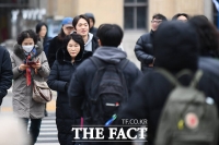  폭설 후 찾아온 추위 '두터워진 옷차림' [TF사진관]