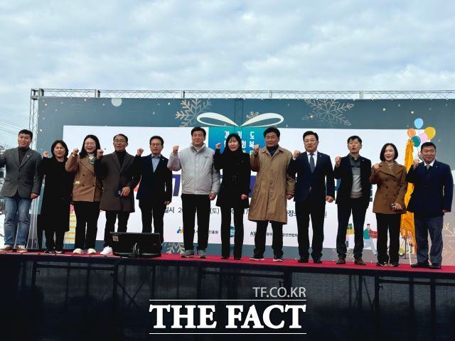 경기도시장상권진흥원(이하 경상원)은 지난달 30일 경기 광주시 청석공원 일대서 ‘연말 경기 살리기 통큰 세일’ 행사를 개최했다고 1일 밝혔다./경상원