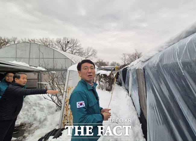 김성중 경기도 행정1부지사는 지난달 30일 폭설 재난을 입은 가학동 주거용 비닐하우스 현장을 직접 방문해 점검했다./광명시