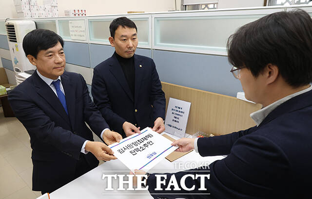 김용민 더불어민주당 원내정책수석부대표(오른쪽)와 이성윤 의원이 2일 오후 서울 여의도 국회 의안과에서 최재해 감사원장 탄핵소추안을 제출하고 있다. /국회=배정한 기자