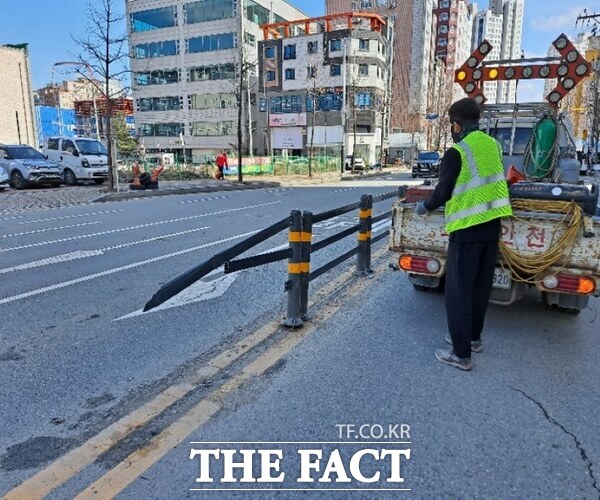 천안시 서북구청 관계자가 차선분리대를 정비하고 있다. /천안시 서북구청