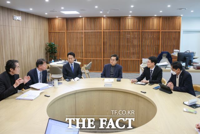 김동연 지사는 2일 오후 김성중 행정1부지사, 오후석 행정2부지사, 고영인 경제부지사가 참여한 가운데 긴급 대책회의를 열고 이런 내용을 담은 6개 피해복구 지침을 밝혔다./경기도