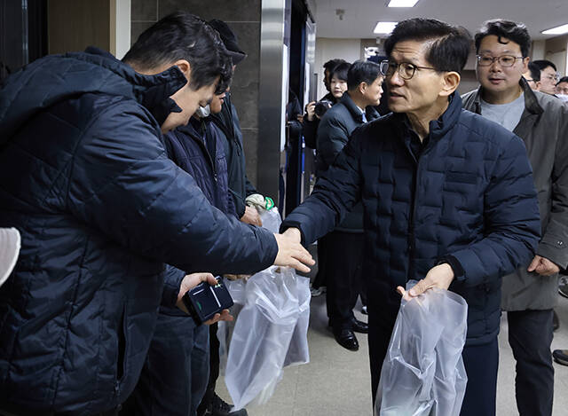 김문수 고용노동부 장관이 2일 서울 남구로 새벽인력시장을 방문해 구직활동을 하는 일용근로자들을 격려하며 안전을 당부했다./고용노동부