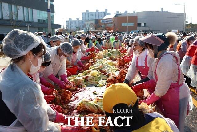 고성군 종합운동장 순환도로에서 3일간 970명의 자원봉사자가 펼친 온정의 이웃사랑 대축제 제18회 이웃사랑김장나눔축제 모습/고성군