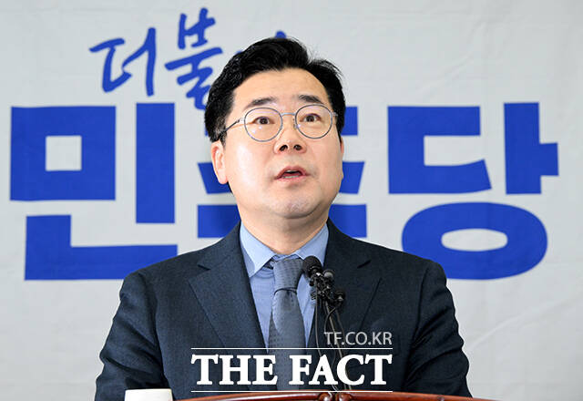 박찬대 더불어민주당 원내대표가 2일 오후 서울 여의도 국회에서 열린 의원총회에 참석해 모두발언을 하고 있다. /국회=배정한 기자