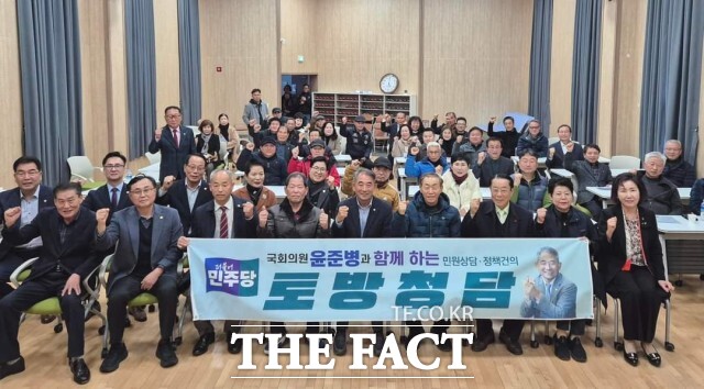 토방청담에서는 내장상동 주민들 사이에 내장산을 중심으로 한 정읍시의 사계절 체류형 관광지 조성에 대해 마치 토론회를 방불케 하는 열띤 논의가 이어졌다. 윤 의원은 환경보전과 개발 간 상충하는 의견을 조율하며 두 가지 목표를 균형 있게 달성하겠다는 의지를 보였다. / 윤준병 의원실